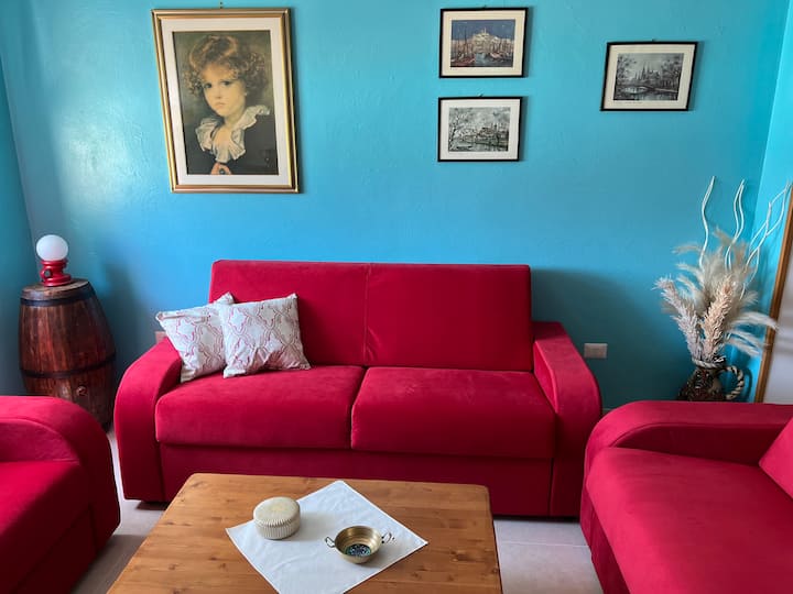 Dhomë ndenjjeje me divan dhe krevat kolltuk