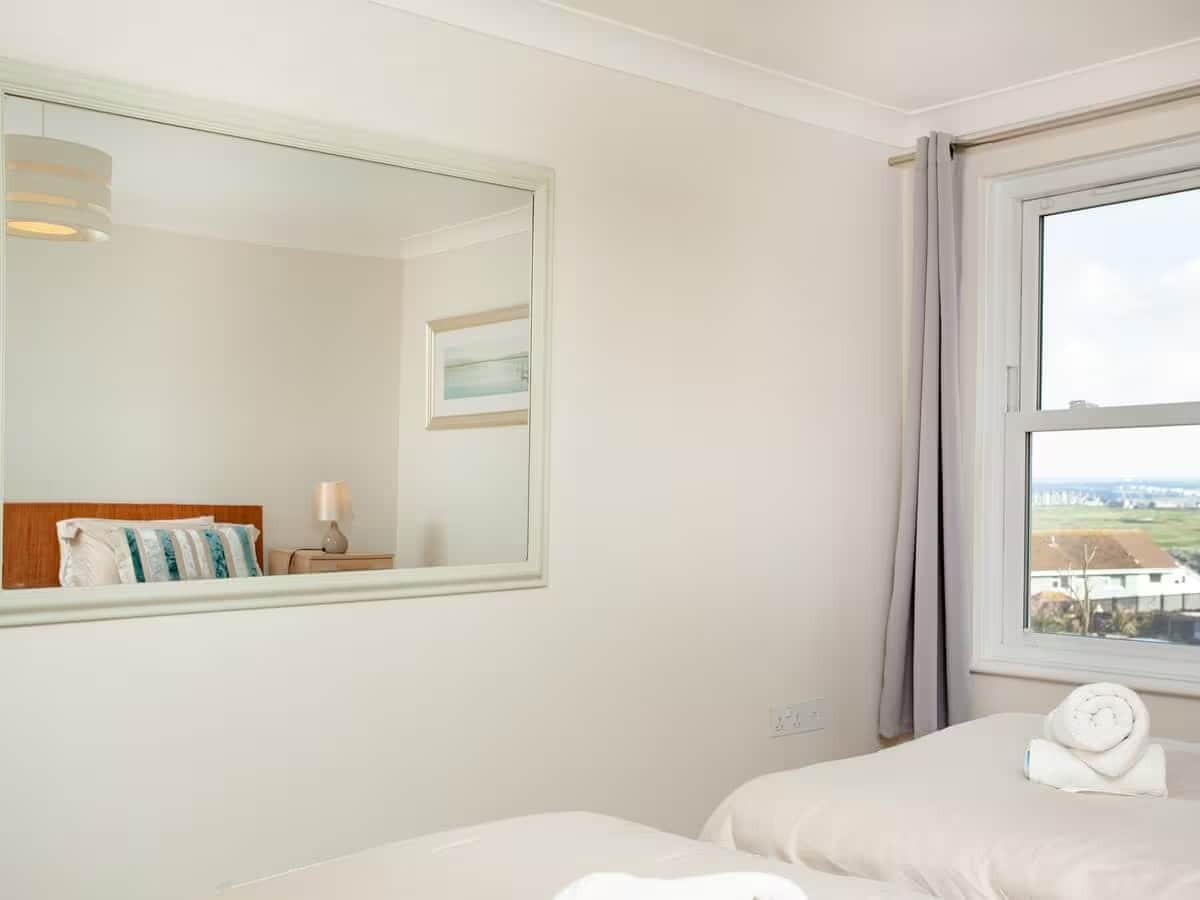 Dormitorio doble con vistas a la playa de Fistral