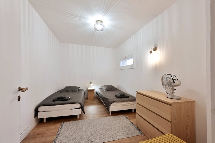 Chumba chako cha kulala cha tatu kina vitanda viwili vya mtu mmoja na nafasi ya kuhifadhi nguo zako.