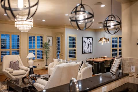Top performing Airbnb: River Oaks Luxury Home | Galleria | Sleeps 10 in Afton Oaks / River Oaks Area
