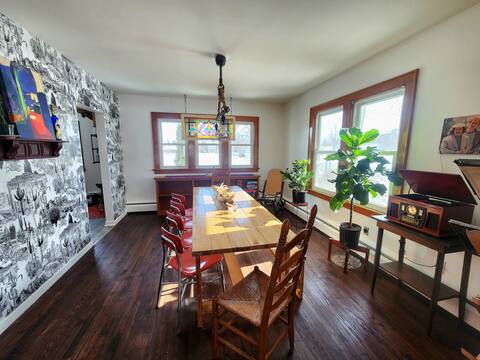 The Odd Dog Retreat w/HotTub, Kayaks, Bikes, Games