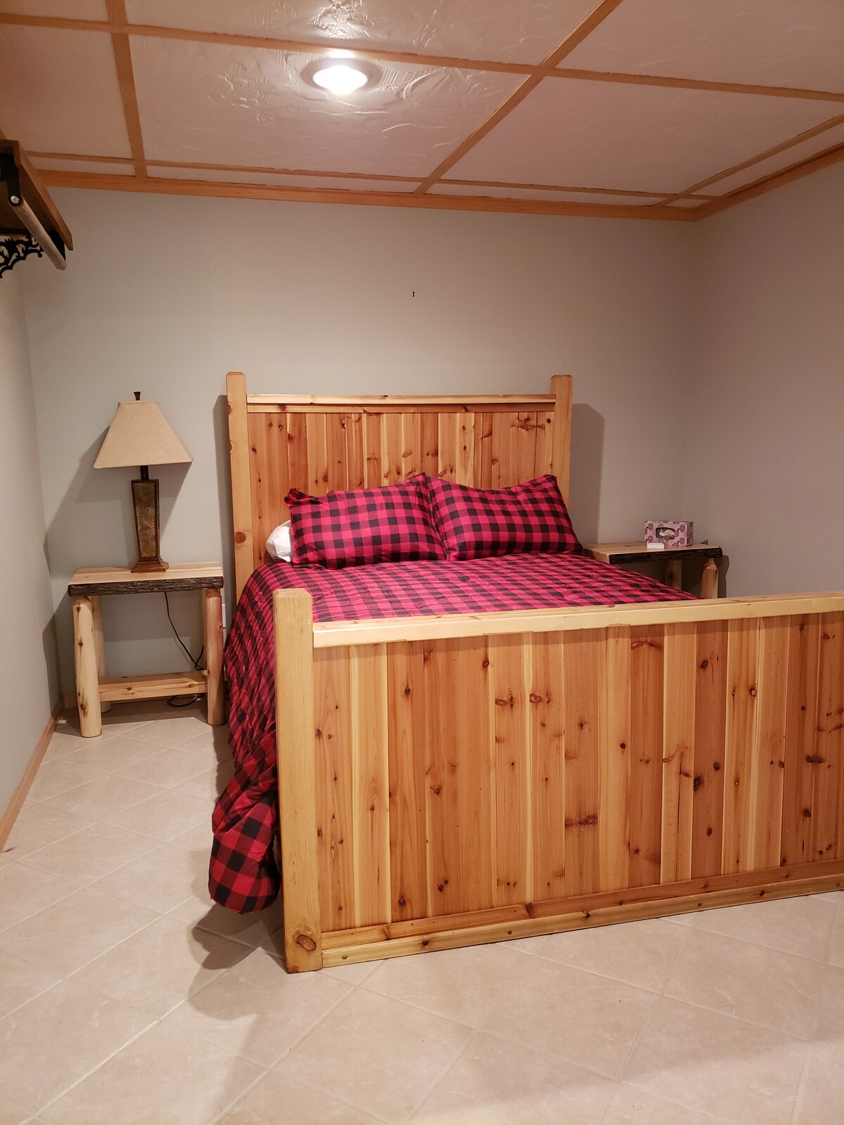 חדר שינה עם מרתף - קווין.