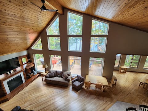 6BR/3.5BA Lakefront cabin perfect for families!