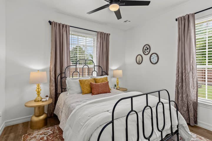 [جناح الضيوف في الطابق السفلي رقم2] يحتوي هذا الجناح على سرير بحجم وسط وخزانة وتلفزيون ذكي. 