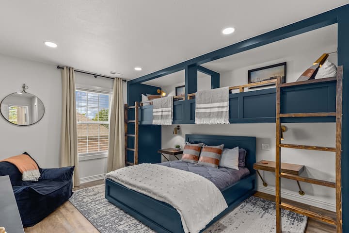 [غرفة بطابقين في الطابق العلوي] غرفة بطابقين مخصصة بسرير كبير وسريرين توأمين. 