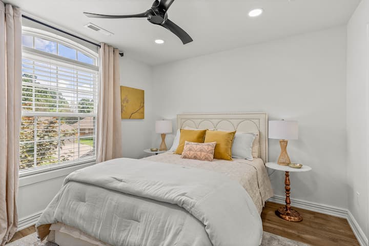 [جناح ضيوف في الطابق العلوي] يحتوي هذا الجناح على سرير بحجم كبير وخزانة ملابس وتلفزيون ذكي وحمام داخلي. 