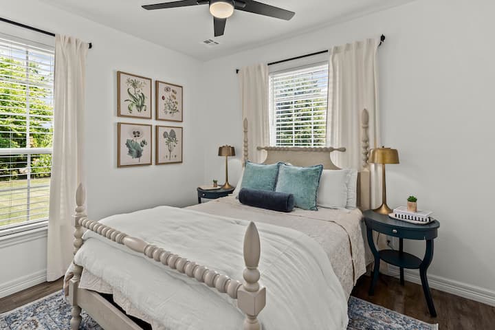 [جناح الضيوف في الطابق السفلي رقم1] يحتوي هذا الجناح على سرير بحجم وسط وخزانة وتلفزيون ذكي. 