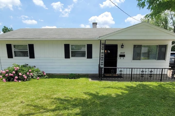 Quaint And Cheerful Three-bedroom Home - Sandusky, OH