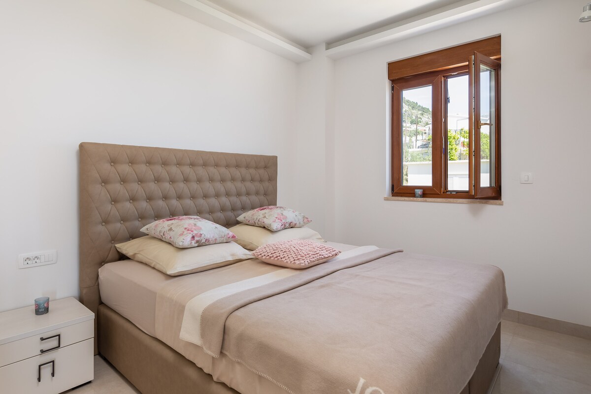 Საძინებელი დიდი ორადგილიანი საწოლით