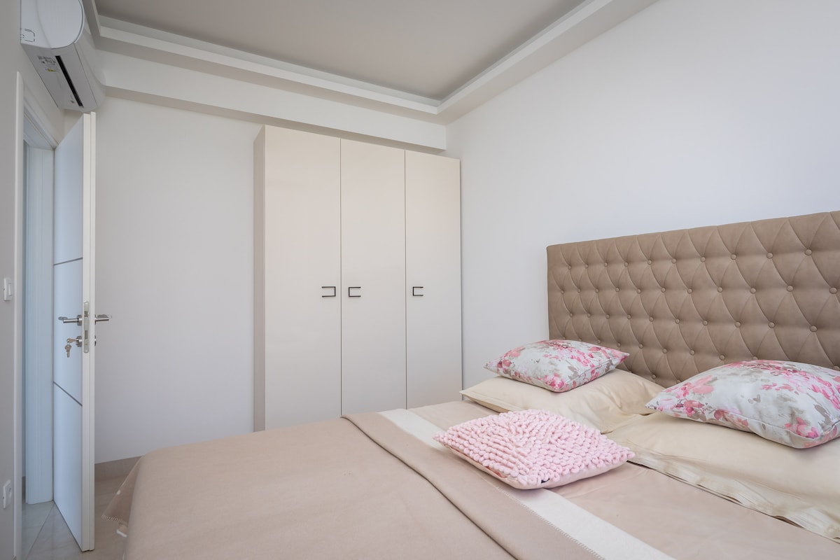 Საძინებელი დიდი ორადგილიანი საწოლით