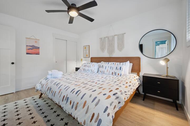 Mid-century modern style home in Harvey Park gallery image 3