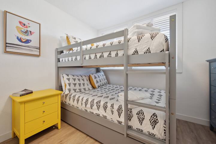 Mid-century modern style home in Harvey Park gallery image 5