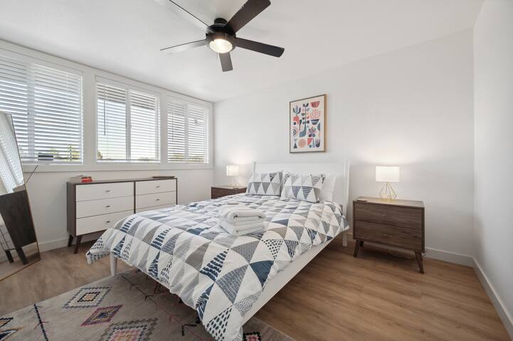 Mid-century modern style home in Harvey Park gallery image 4