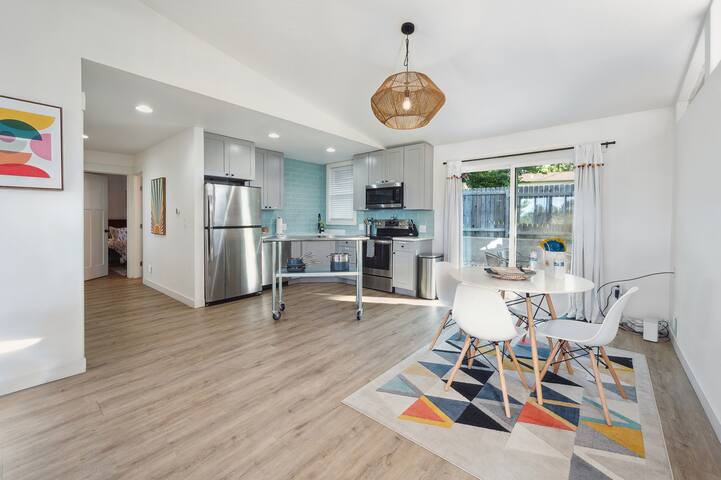 Mid-century modern style home in Harvey Park gallery image 2