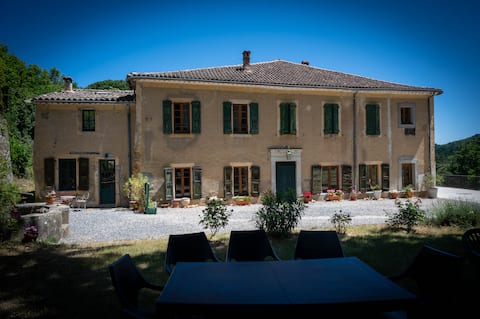 La Clédette very large cottage, quiet, garden, llamas