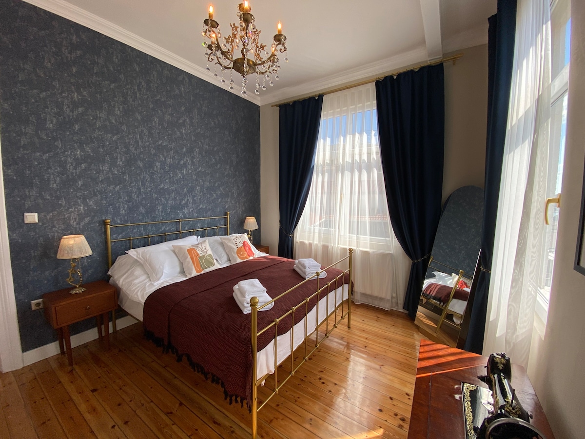 Dormitorio principal, siempre luminoso con vistas al Cuerno de Oro. Cama : 160x200 cm.