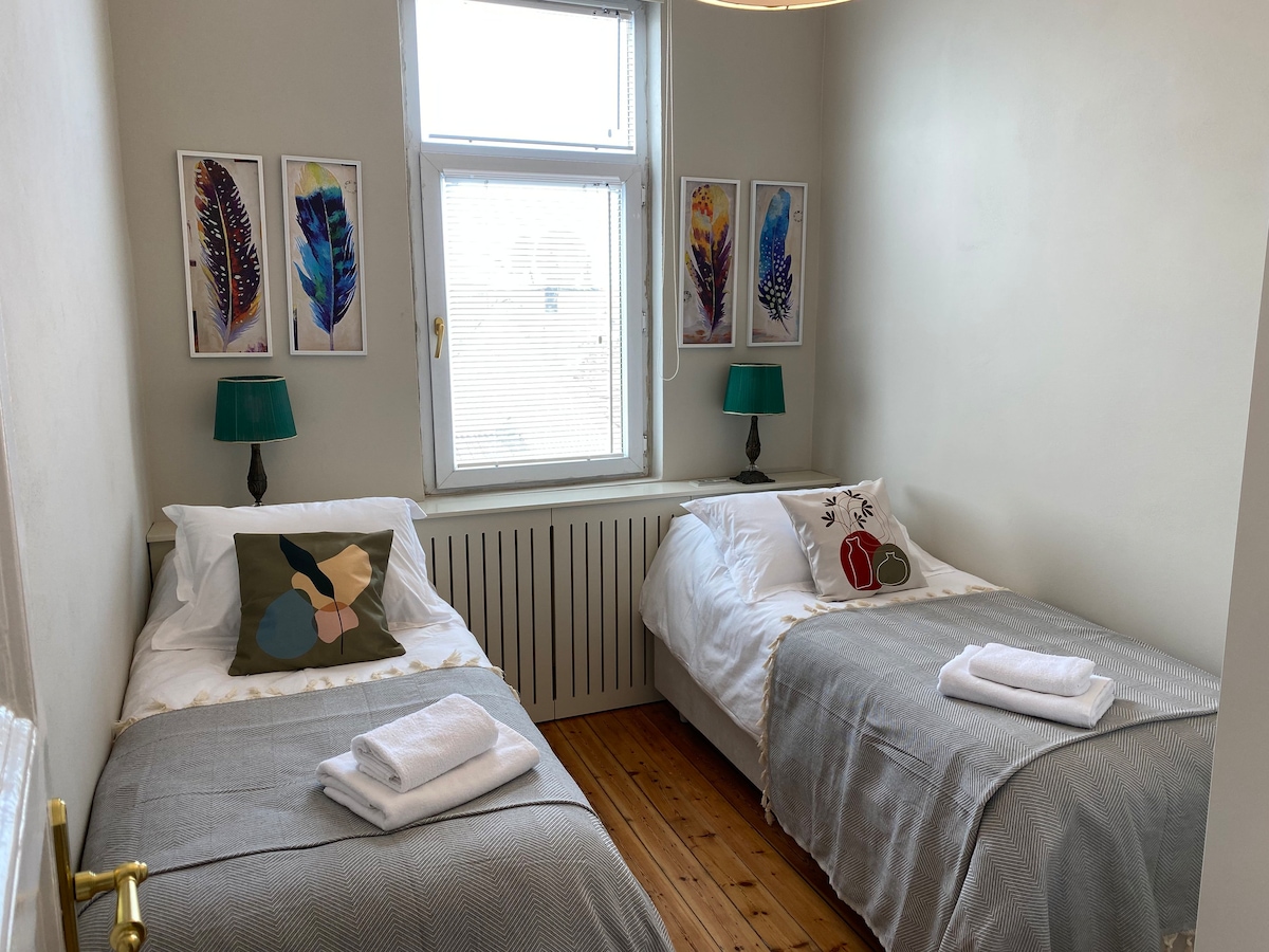 Dormitorio con 2 camas individuales de 80x200 cm, que se pueden convertir en 1 cama doble grande de 160x200 cm.