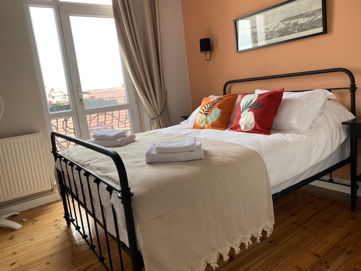 Dormitorio con balcón.
Tamaño de la cama: 150x200 cm.