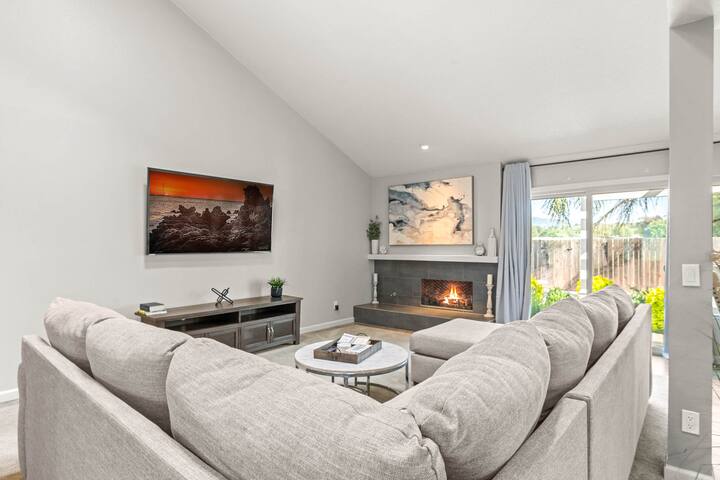 136 Modern Family Valencia Home-by-Magic Mountain gallery image 2