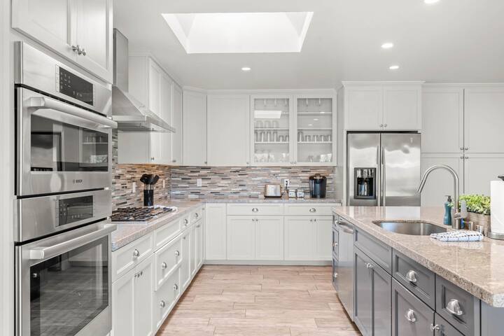 136 Modern Family Valencia Home-by-Magic Mountain gallery image 4