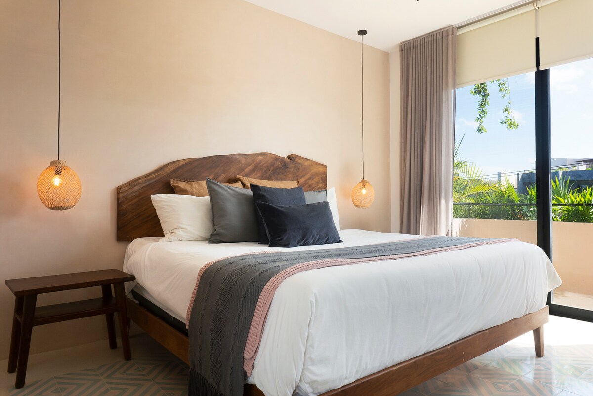 快適な枕とスローを備えたキングサイズのマットレスと快適なリネンをご用意しています！ ベッドの両側に2つの吊り灯があり、深夜の読書に最適です。 