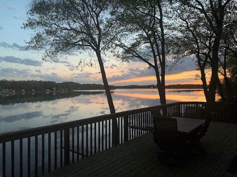 Lakefront Family Cottage • Sandy Beach & Sunsets