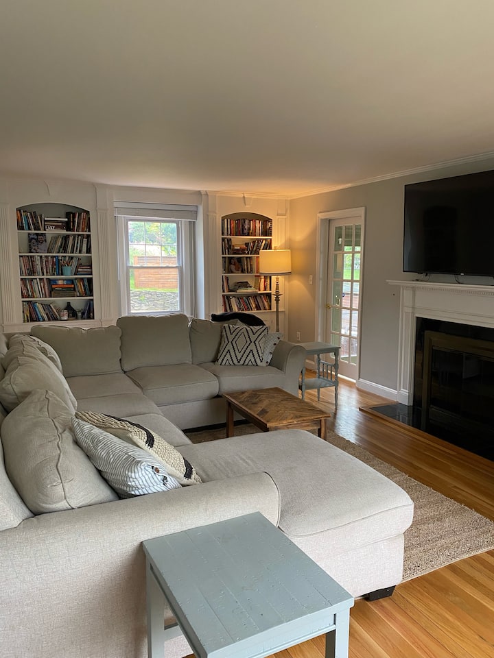 Spacious, Family Friendly 3700 Sq Ft W/ Great Yard - 曼徹斯特