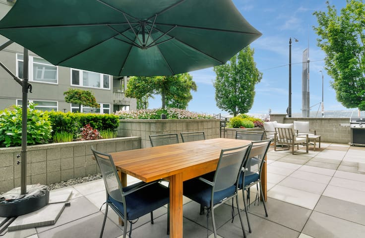 Waterfront 2BD Next to Pike Place w/ Private Patio gallery image 2