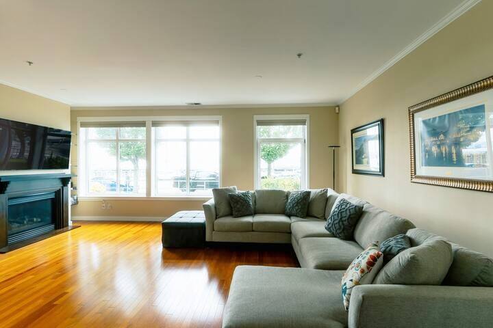 Waterfront 2BD Next to Pike Place w/ Private Patio gallery image 4