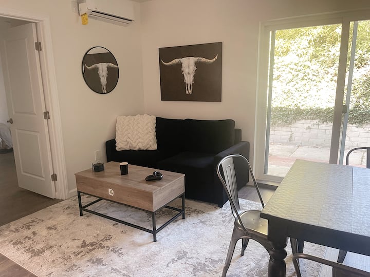 Private Guest House W/ Patio, Pets Ok, Ev Charging - Los Angeles, CA