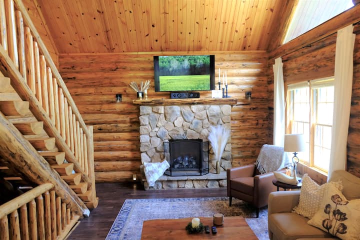 Greeting you when you first enter the cabin is a lovely, open concept first floor, relax by the gas fireplace, enjoy the natural light from the oversized windows, or take a nap on the plush couch. 