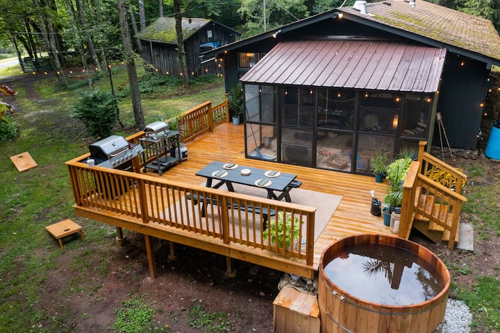 Rustic & Cozy Cabin with Cedar Hot Tub Retreat - Cabins for Rent in  Grahamsville, New York, United States - Airbnb