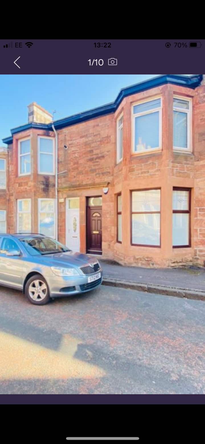 Immaculate one bedroom apartment with free parking Serviced