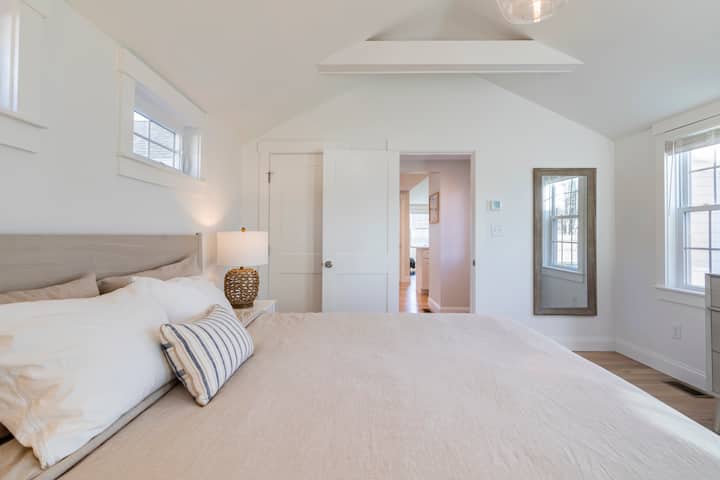 ห้องนอนคิงไซส์หลักพร้อมห้องน้ำในตัว 