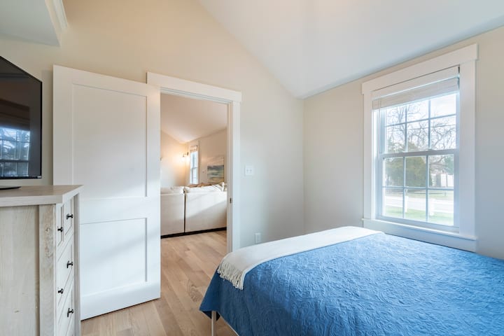 ห้องนอนพร้อมเตียงควีนไซส์ 