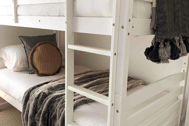 Აღმოაჩინეთ ორსართულიანი საწოლები ქვედა საძინებელში და კომფორტულად უმასპინძლეთ მაქსიმუმ ოთხ სტუმარს მყუდრო ძილისთვის.