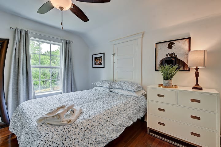 Upstairs bedroom, queen bed