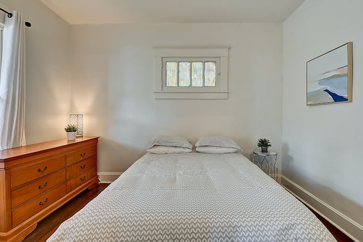 Downstairs bedroom, queen bed