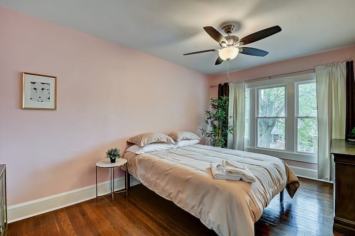 Upstairs bedroom, queen bed