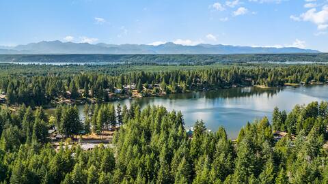 Cozy Lakehouse: Hot tub, Fireplace, Dog-friendly!