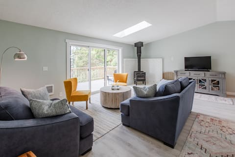 Bright coastal home sleeps 8 walk to beach!