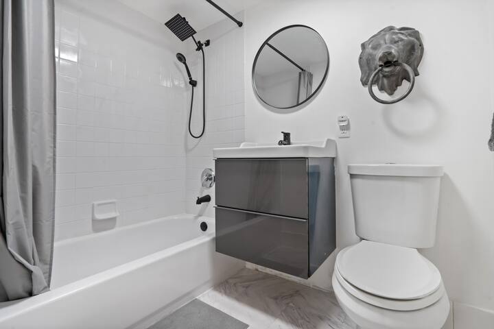 Modern Spacious 3BR 2BTH APT in Manhattan gallery image 5