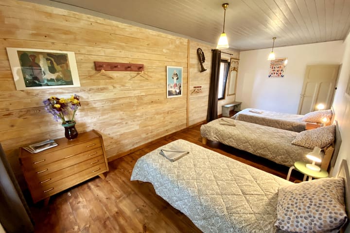 غرفة النوم 2 : 3 أسرّة مفردة وحمام خاص.