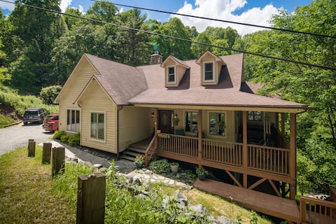 Stylish 4B Retreat | Hot Tub, Fire Pit, Dogs OK