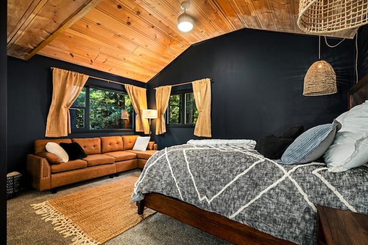 Spacious Master Bedroom featuring:

-Queen Size Bed
-Small Couch/Sectional
-Large Closet
-2 Nightstands with USB and outlets 
-Ceiling Fans
-Window Shades
-Small Desk and Chair in case you cant fully escape work
-View of Redwoods!