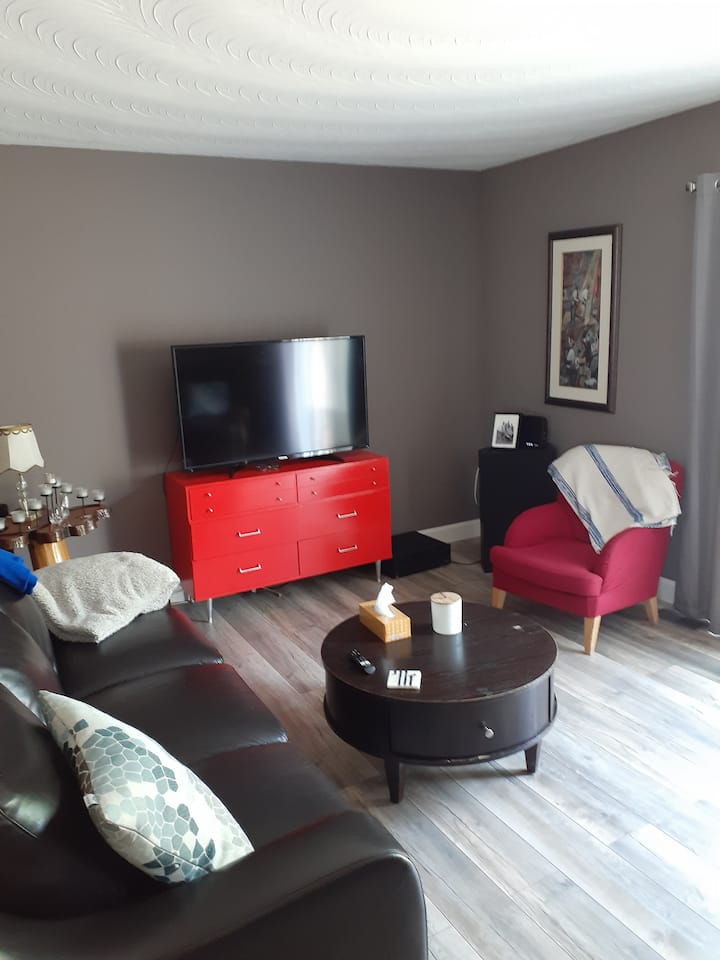 Spacious 3-bedroom Bungalow - Parking & Back Deck - Sault-Sainte-Marie