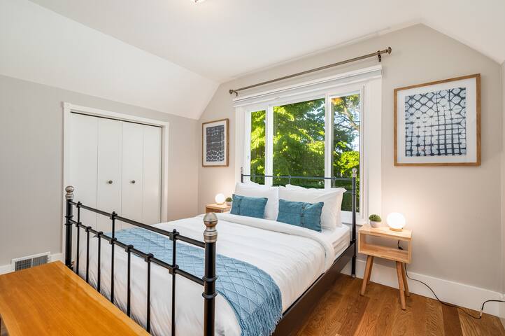 Charming 4B2B SFH Walk to CapHill w/ Backyard gallery image 4