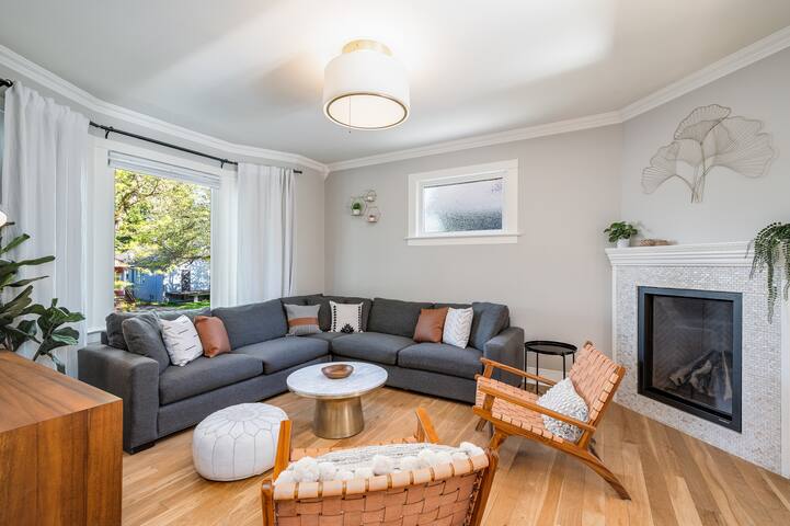 Charming 4B2B SFH Walk to CapHill w/ Backyard gallery image 5