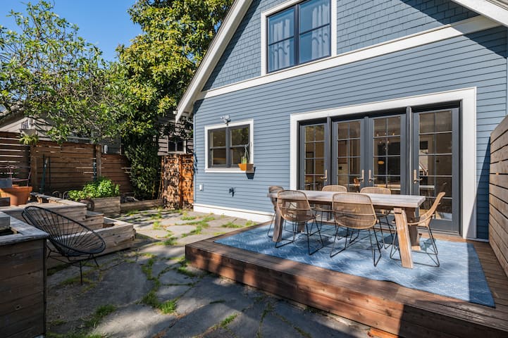 Charming 4B2B SFH Walk to CapHill w/ Backyard gallery image 3