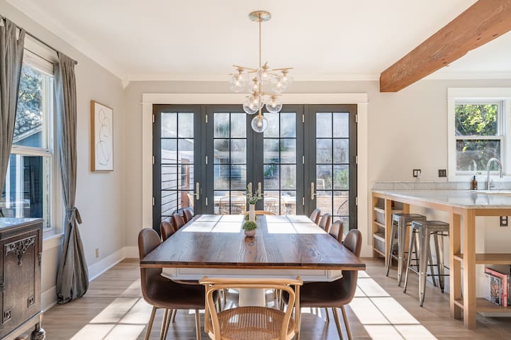 Charming 4B2B SFH Walk to CapHill w/ Backyard